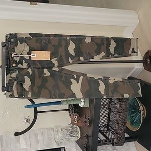 Billabong Seeker Camo Jeans women's 28.  Back ankle zippers, skinny